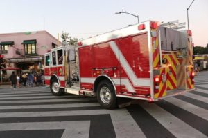 Chicago, IL - Firefighter Injured Fighting Blaze on N Winthrop Ave